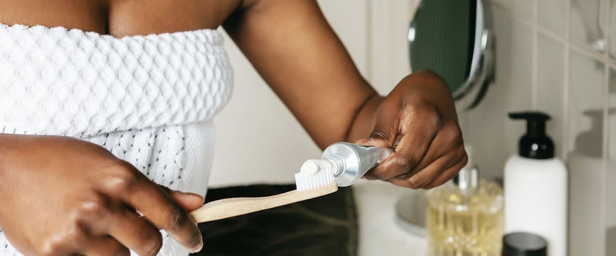 Lächelnde Frau beim Zähneputzen