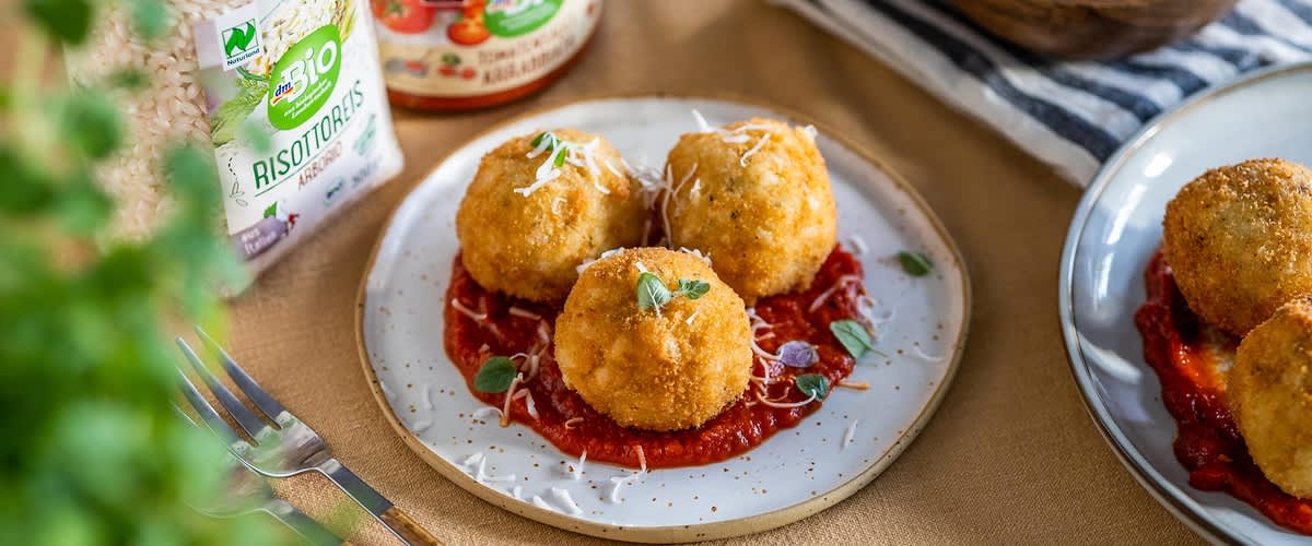 Arancini s punjenjem od suhih rajčica i maslina
