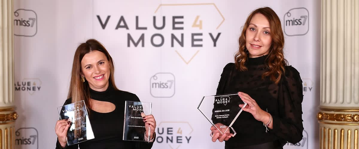 dm djelatnici primaju nagradu Value4Money