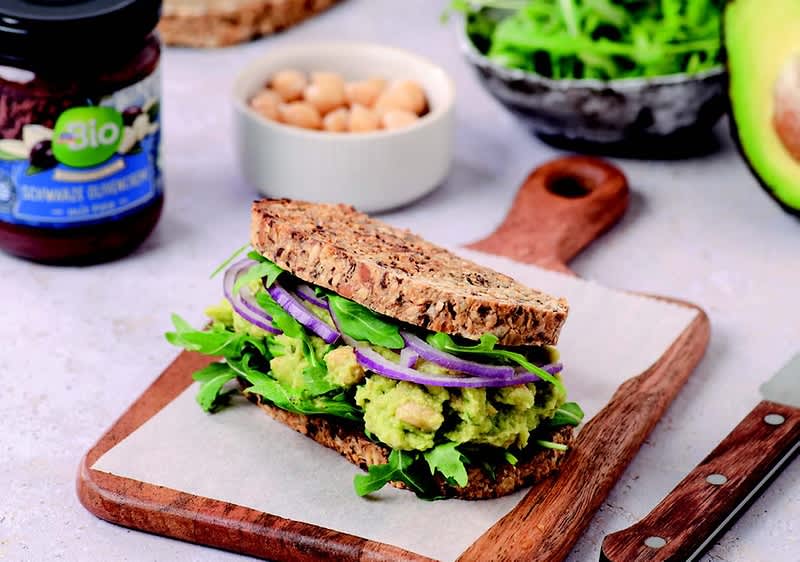 Sendvič od avokada i slanutka na dmBio bezglutenskom kruhu sa sjemenkama