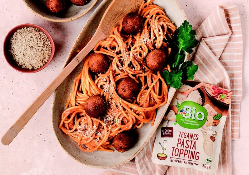 Špageti u umaku od pečenih paprika i kokosa s dmBio harissa falafelom