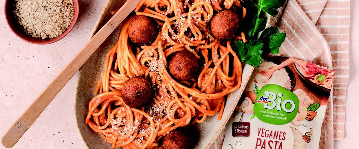 Špageti u umaku od pečenih paprika i kokosa s dmBio harissa falafelom