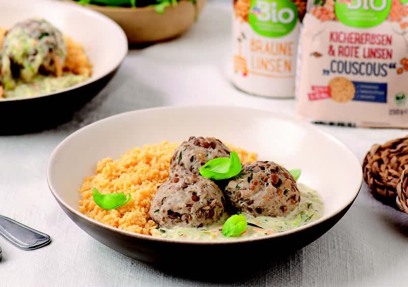 Pureće okruglice s lećom u bijelom povrtnom umaku s dmBio kuskusom od slanutka i leće