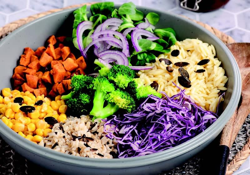 Salata od dmBio žitarica sa šarenim povrćem