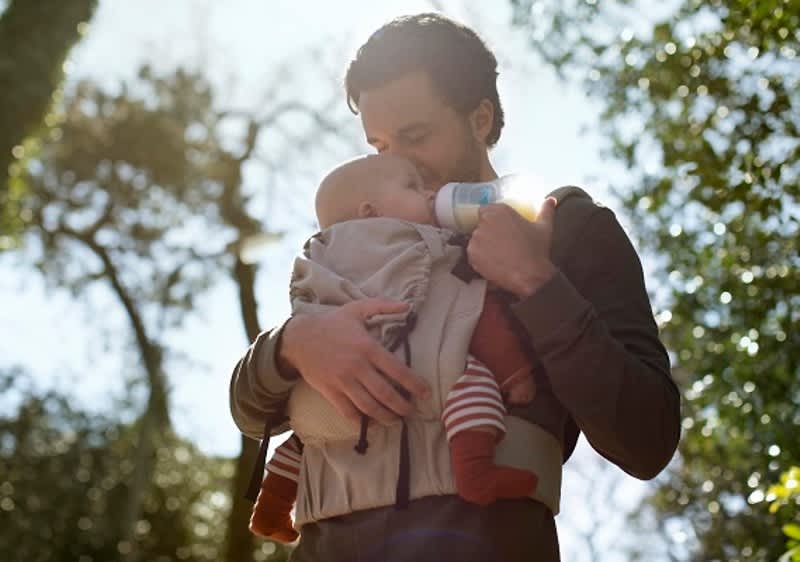 Tata hrani bebu na bočicu