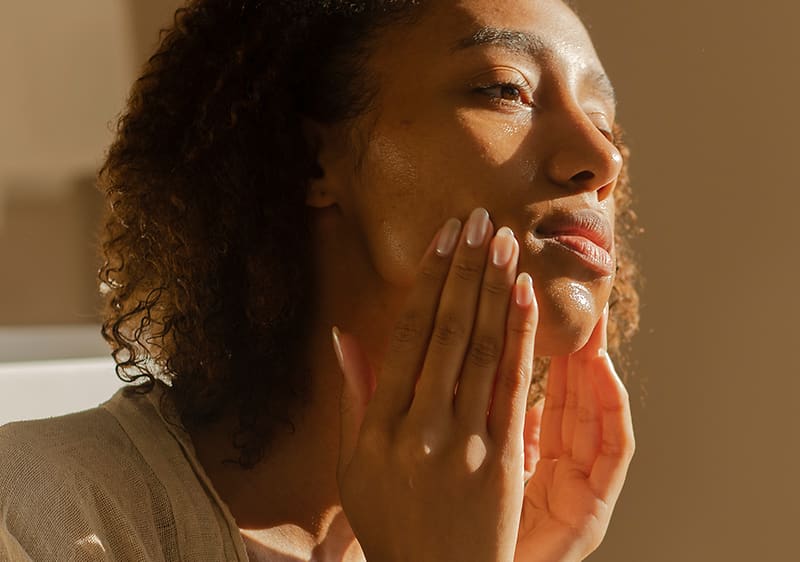 Žena njeguje svoje lice