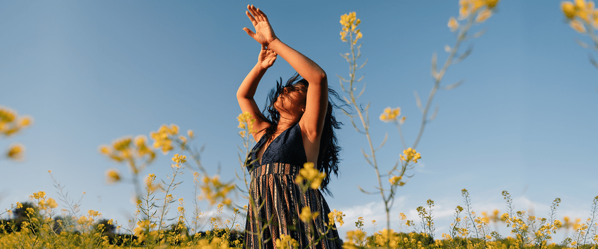 Žena na cvjetnoj livadi