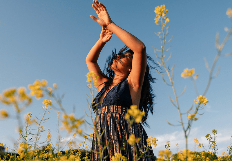 Žena na cvjetnoj livadi