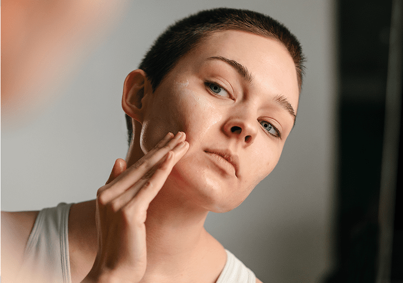 Žena koja njeguje svoje lice