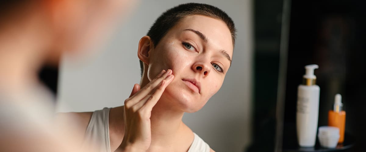 Žena koja njeguje svoje lice