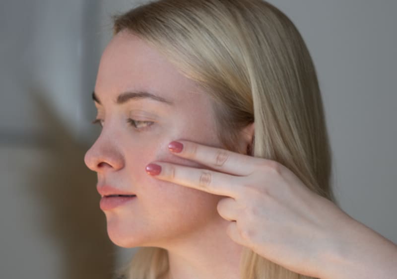 Žena koja masira lice rolerom za lice