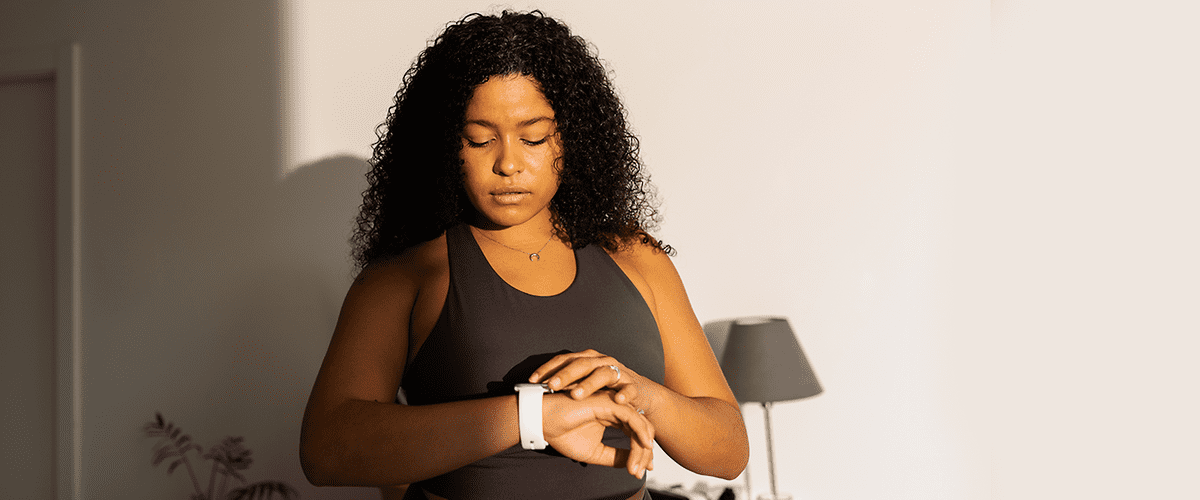 Žena pogledava na svoj pametni sat