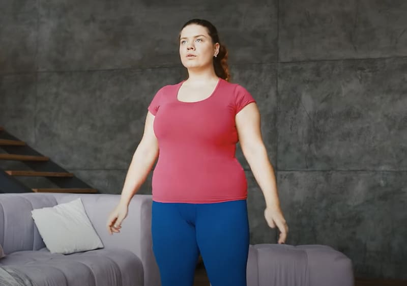 Žena trenira kod kuće