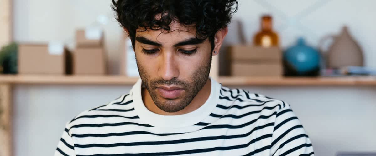 Muškarac s trodnevnom bradom