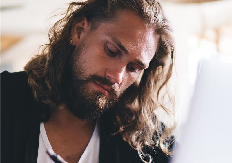 Muškarac s dugom kosom