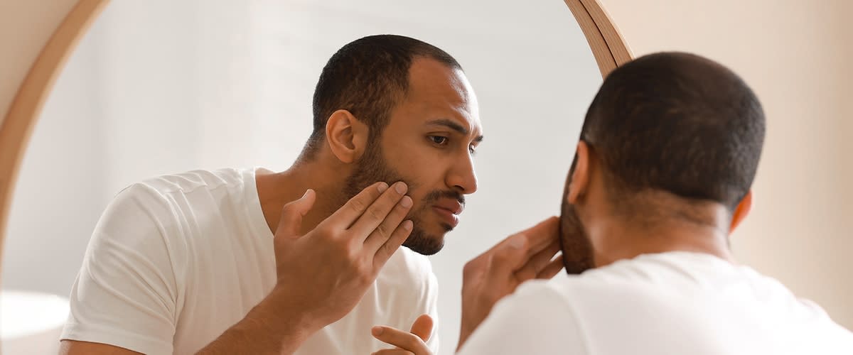 Muškarac se brije