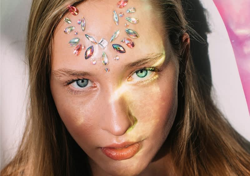 Make up s ukrasnim kamenčićima