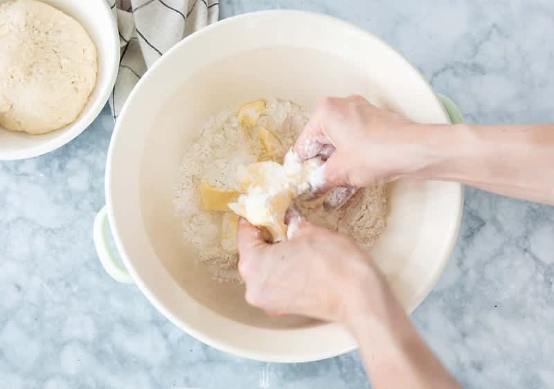 Umijesite brašno i omekšali maslac