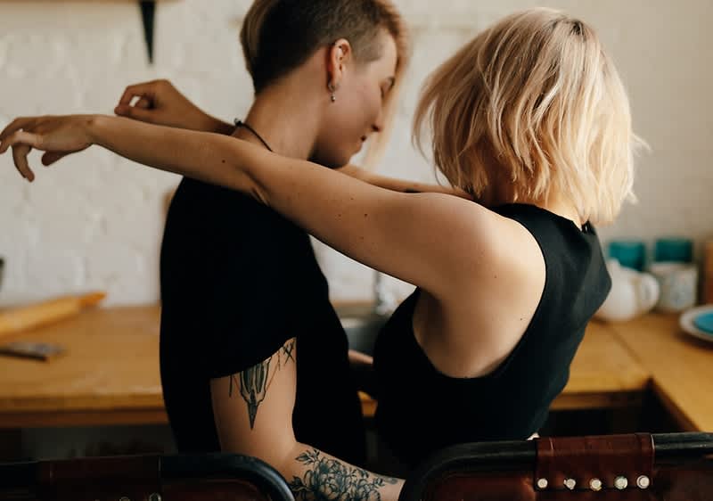 Mladi par pleše zagrljen