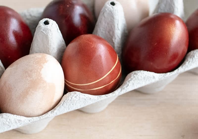 Bojenje uskrsnih jaja ljuskom luka