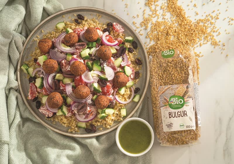 Mediteranska salata s bulgurom i falafelom