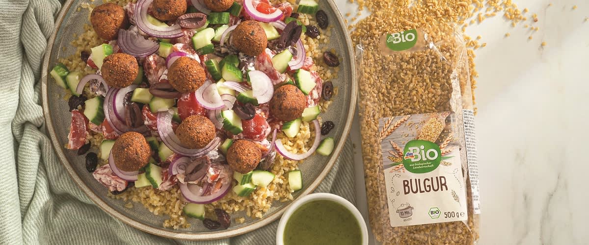 Mediteranska salata s bulgurom i falafelom