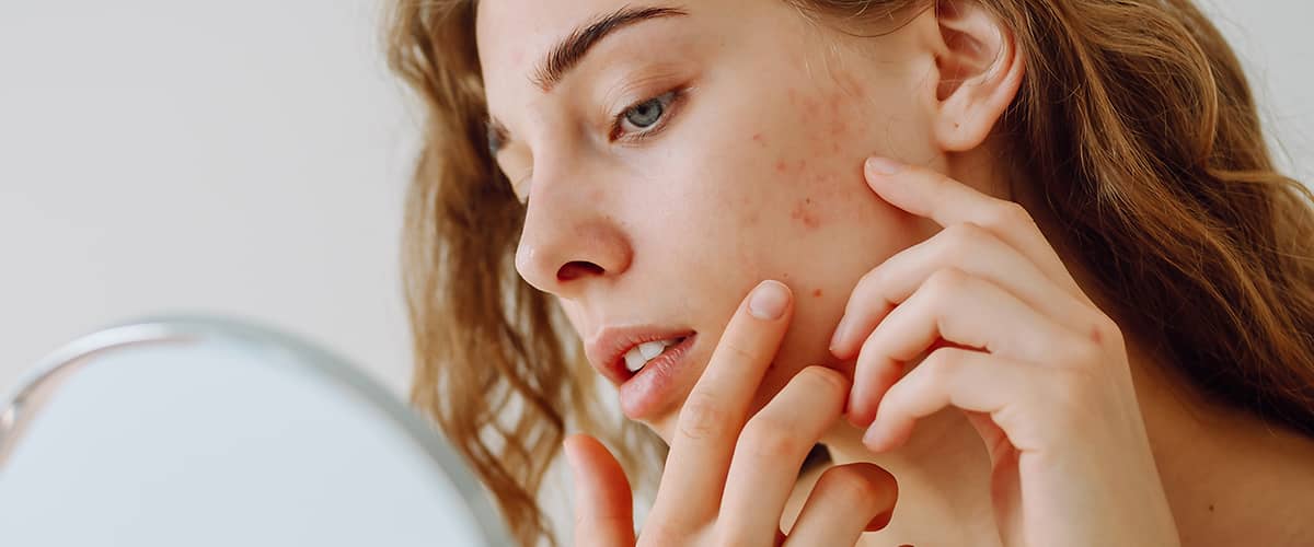 Žena koja njeguje svoje lice