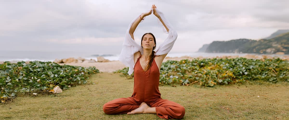 Žena koja meditira na plaži