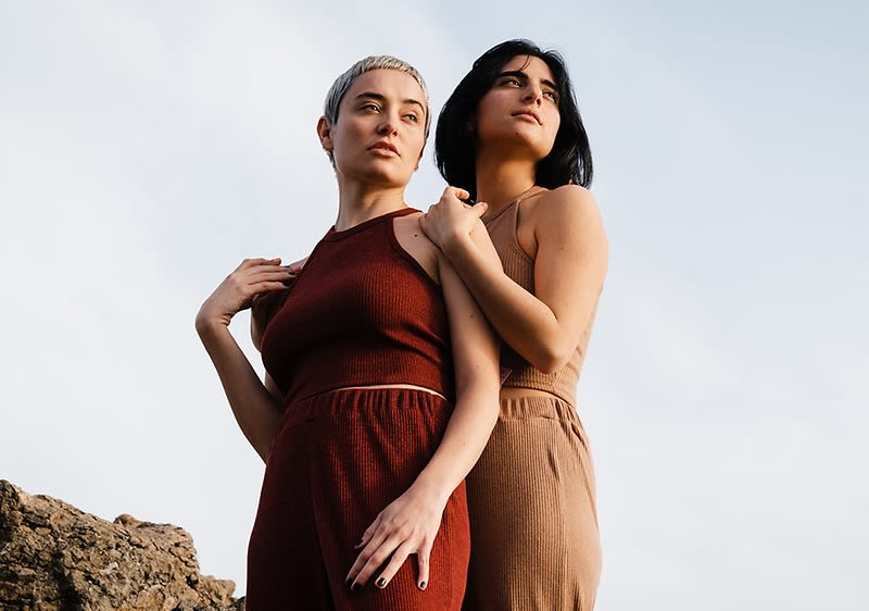 Žene koje u rukama drže limune