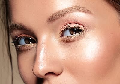 Žena koja ima "GLOW)