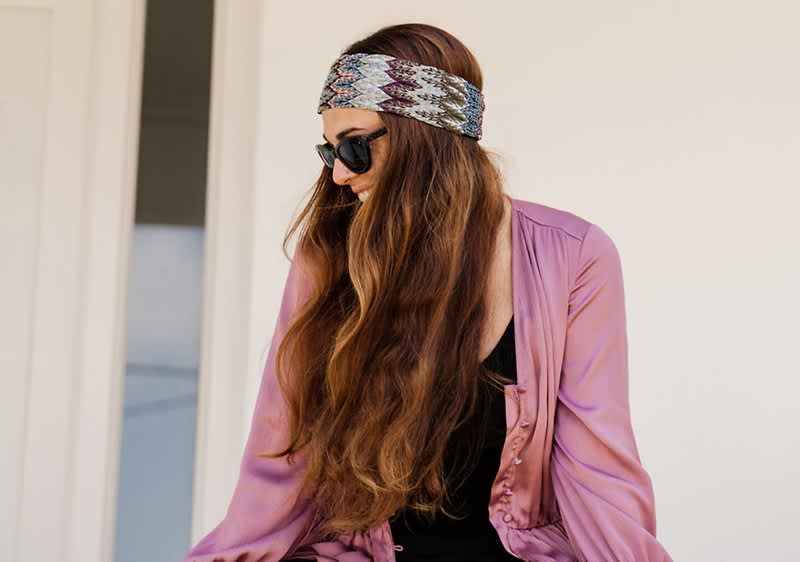 Žena s trakom za kosu