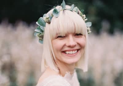 Žena s trakom za kosu