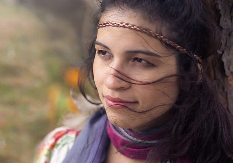 Žena s trakom za kosu