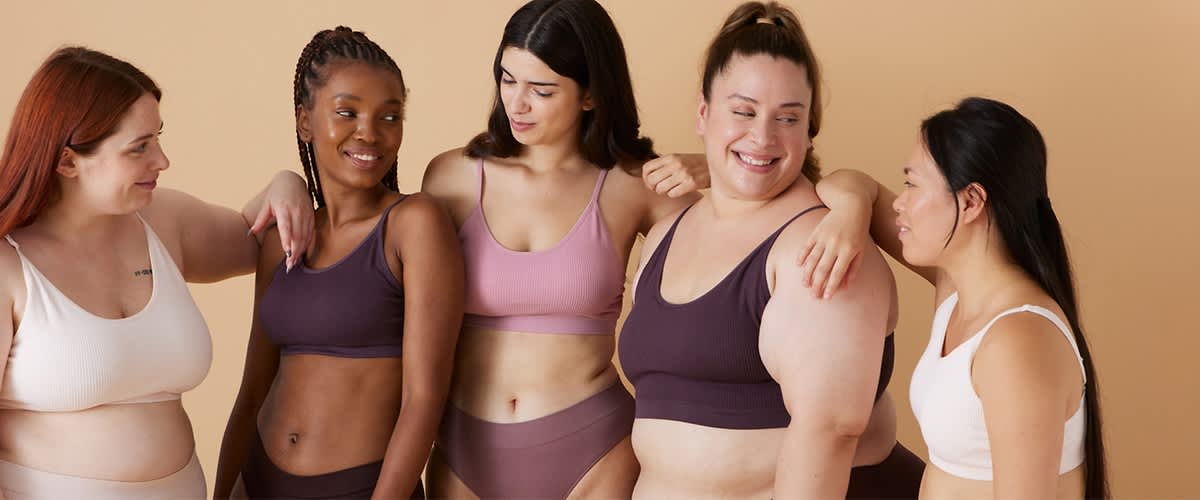 Žene na plaži koje se smiju