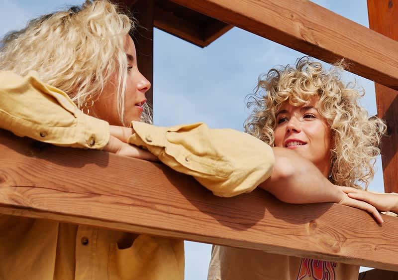 slika ženske s plavom kosom