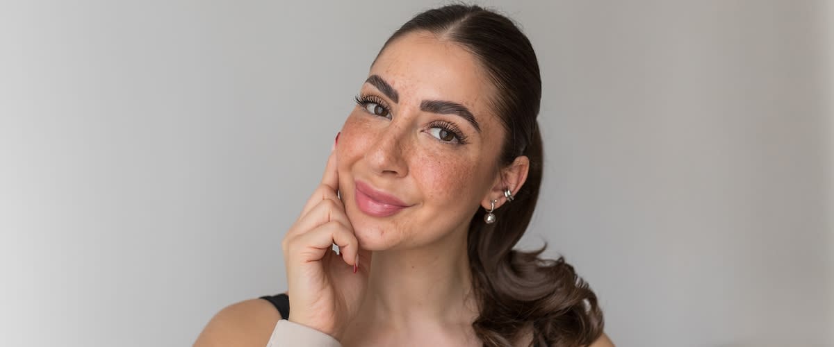 Žena s puno pjega na licu