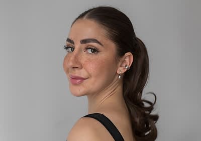 Žena s puno pjega na licu