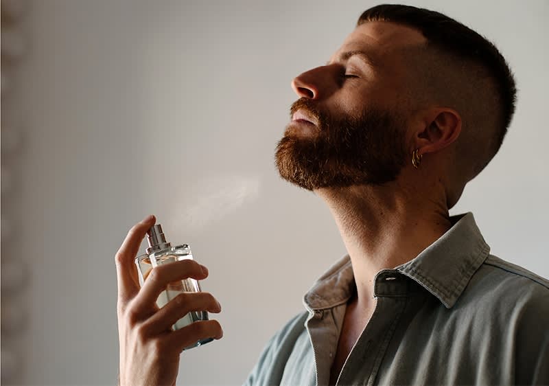 Muškarac koji nansi parfem