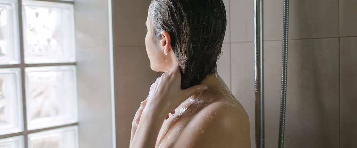 Žena koja se tušira