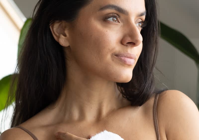 Žena koja njeguje svoje tijelo