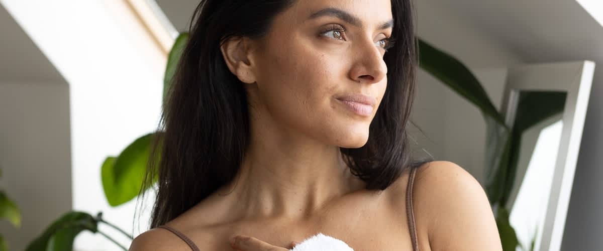 Žena koja njeguje svoje tijelo