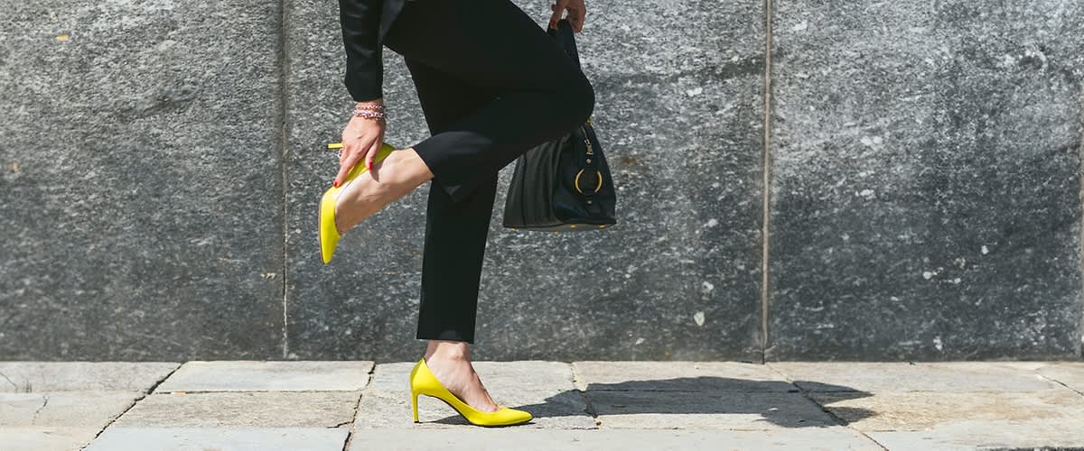 Žena koju žuljaju cipele