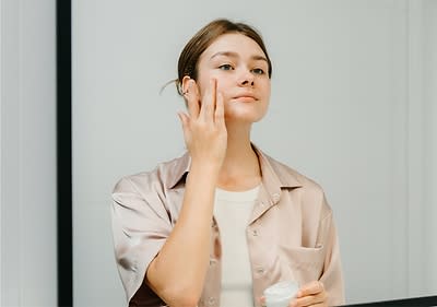 Žana koja njeguje svoje lice