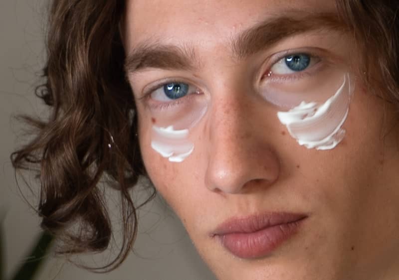 Muškarac koji nanosi kremu za lice