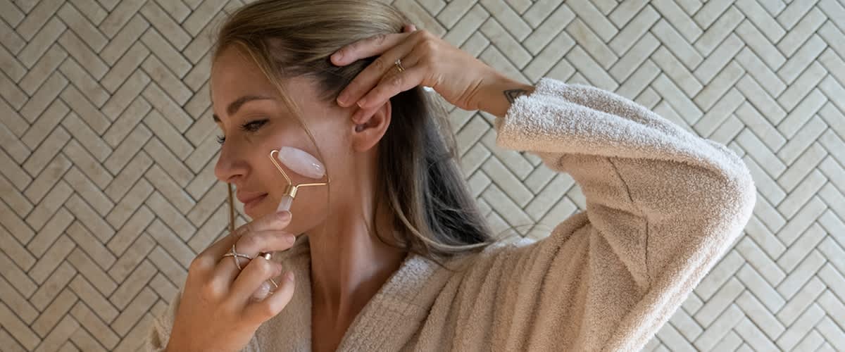 Žena koja masira lice rolerom za lice