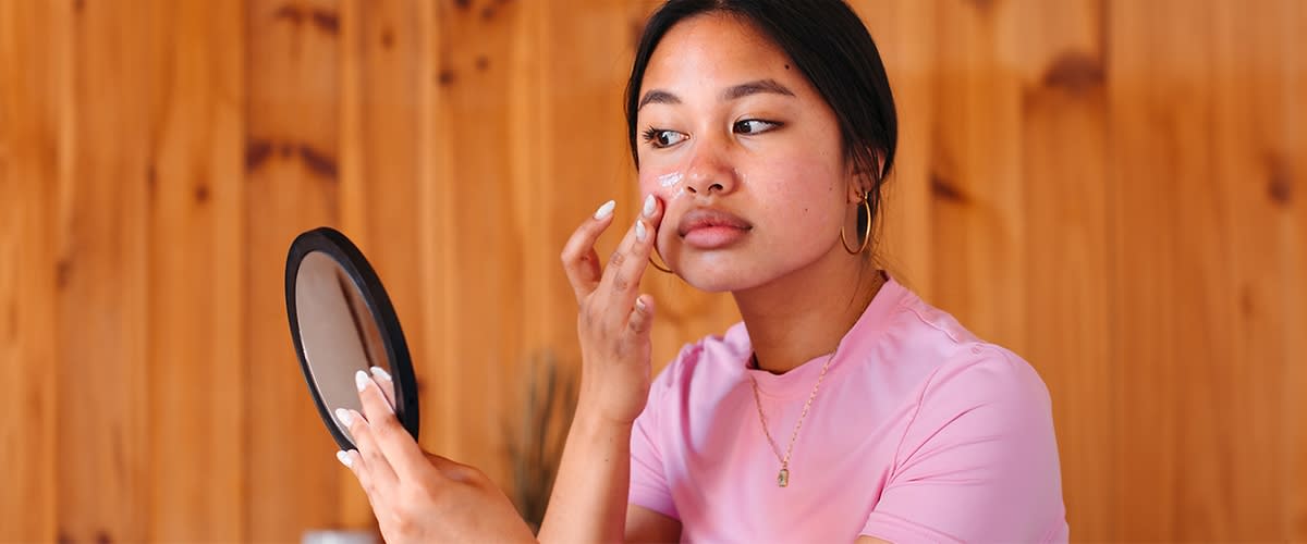 Žana koja njeguje kožu svojeg lica