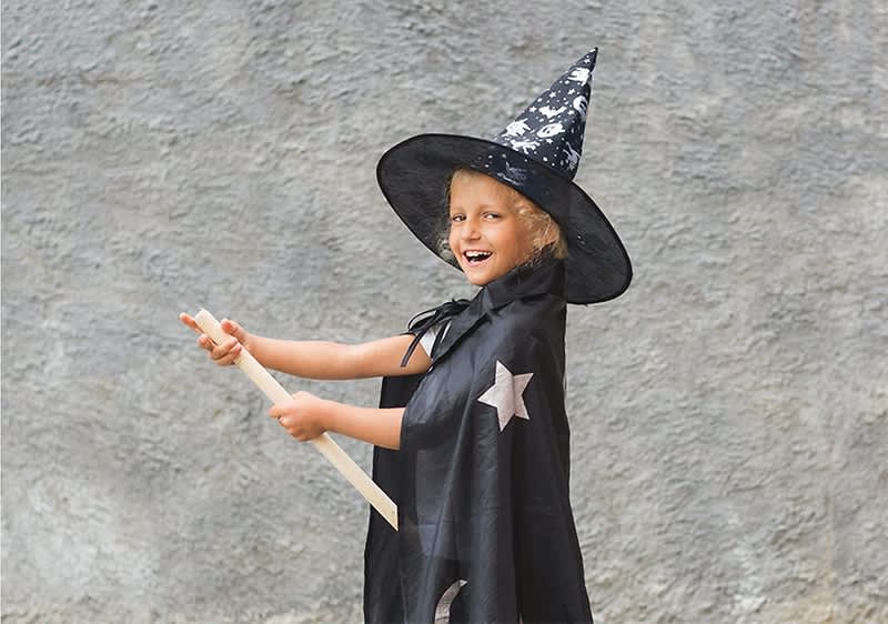 Dijete u kostimu vještice