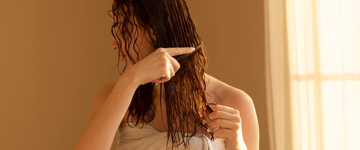 Žena pere svoju kosu