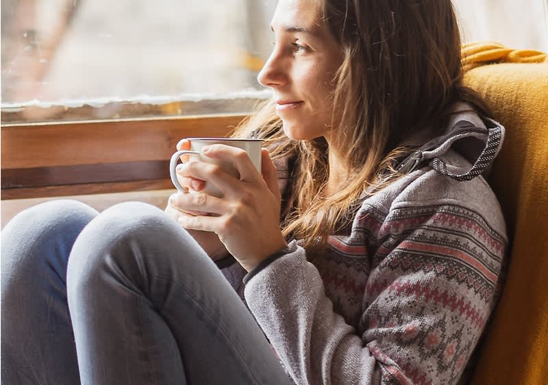 Žena sa šalicom čaja