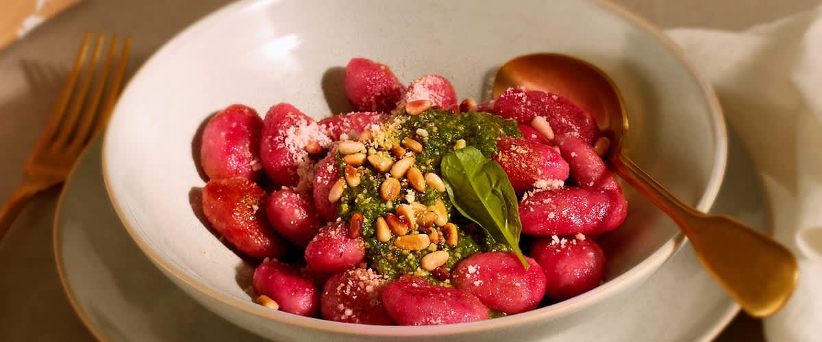 Veganski njoki od cikle s pestom od špinata